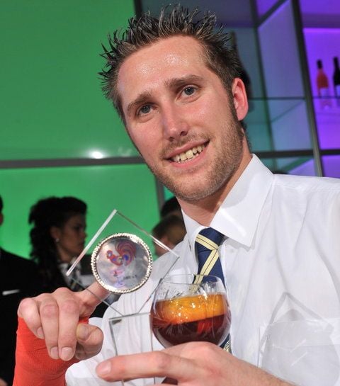 Barkeeper Markus Kern aus Hessen gewinnt trotz seiner verletzten rechten Hand bei den Deutschen Cocktail-Meisterschaften in Leipzig und posiert zur Siegerehrung mit seinem «Goodbye Thomas» und dem Meisterpokal. (FOTO: DPA)