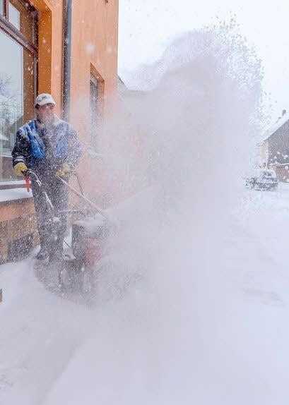 Gerd Schubert jagt in Wörlitz den Schnee durch die Fräse.
