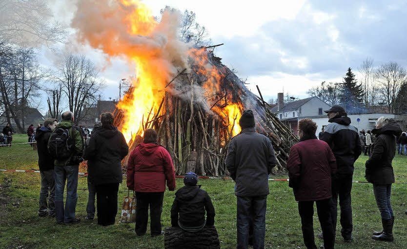 Das Osterfeuer mit Lampionumzug hat schon Tradition in Meinsdorf.