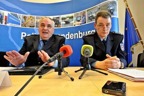 Polizeidirektor Hans-Jürgen Mörke und der Erste Polizeihauptkommissar Frank Güldner (r.) informieren in Potsdam über die Festnahme eines Erpressers. (FOTO: DPA)