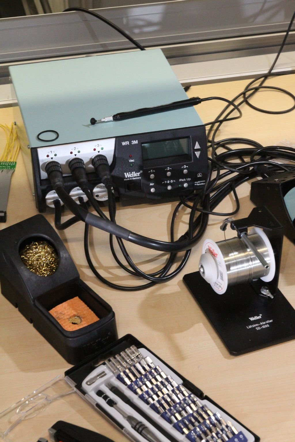 Elektrotechnik steht für umfangreiche Untersuchungsmaßnahmen zur Verfügung. Technik für Untersuchungen möglicherweise manipulierter Elektronikbauteile