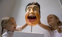 Schabernack gegen Aberglauben: Diese beiden Mädchen testen im Mehlsackmuseum «Flour Art Museum» in Wittenburg (Mecklenburg-Vorpommern) den Glücksbringer «Kleiekotzer». (Foto: dpa)