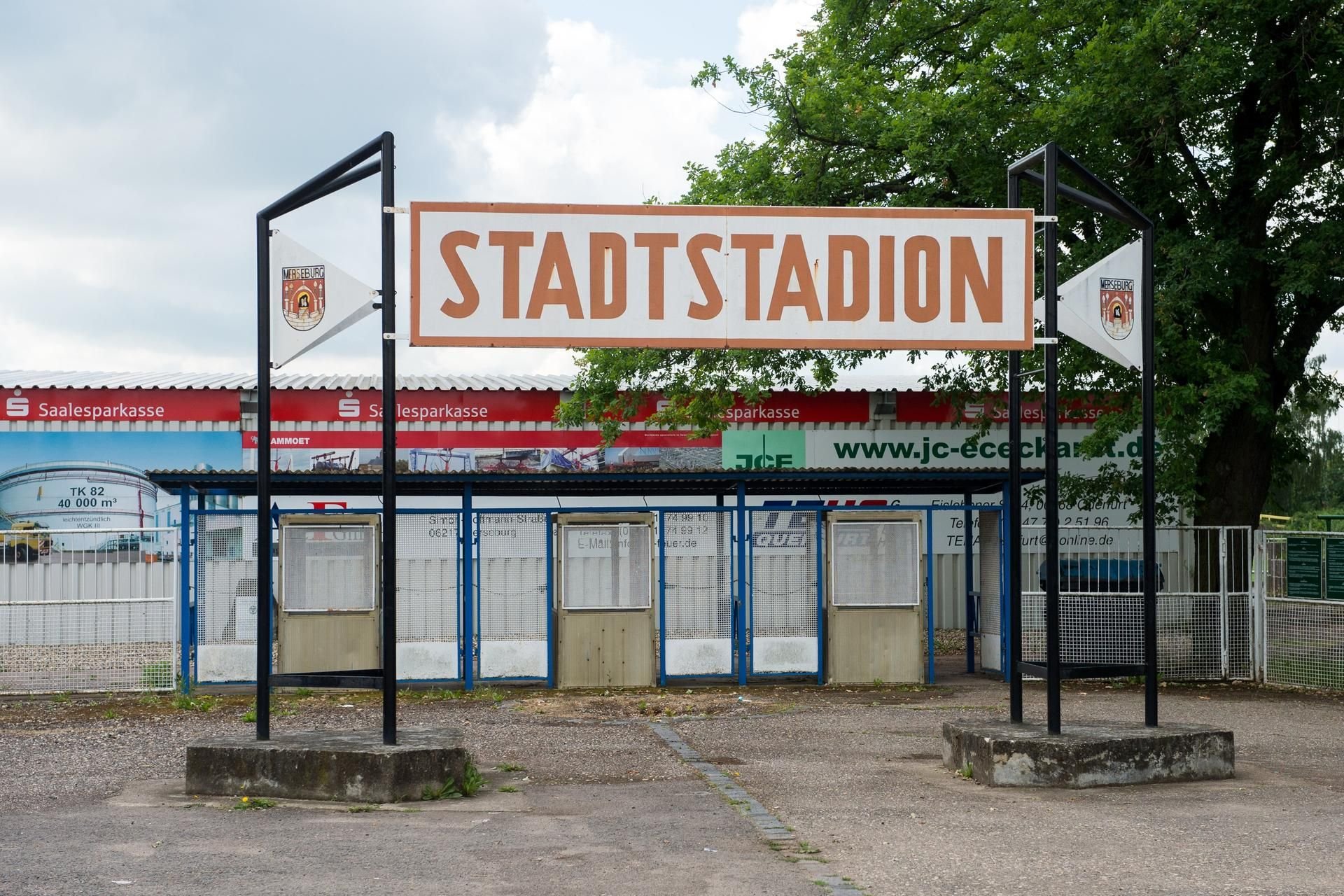 Lange Zeit wollte sich keiner um Stadion in Merseburg kümmern. Nun interessieren sich gleich zwei Fußballvereine dafür.
