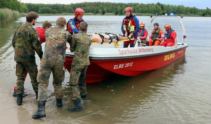 Das glückliche Ende der aufwändigen Rettungsvorführung: Der Mann, der im See zu ertrinken drohte (so die Annahme), wird geborgen.