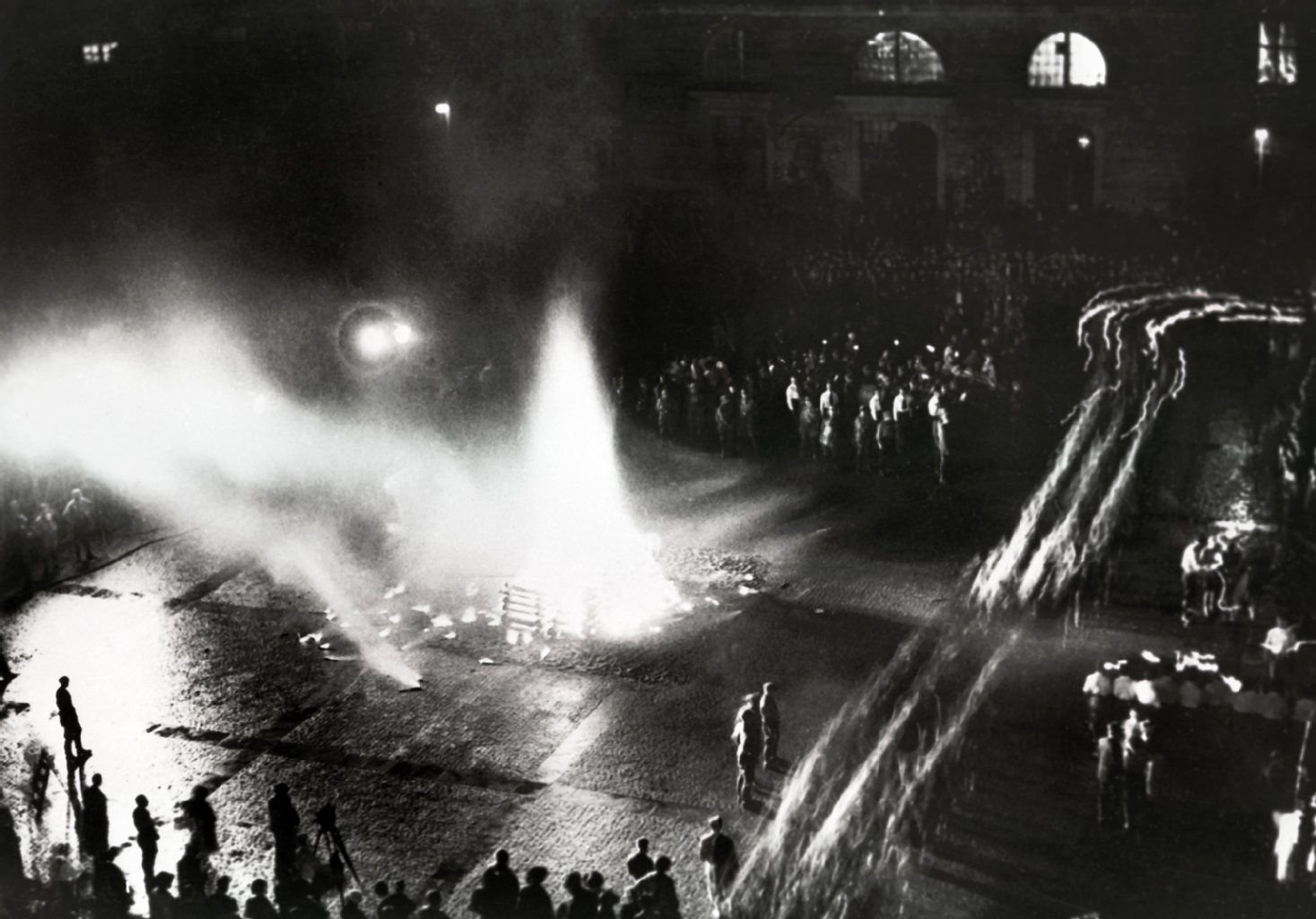 Nach der Machtübernahme lassen die Nationalsozialisten in Universitätsstädten, wie hier vor der Universität Berlin, die Bücher verfemter Autoren verbrennen. Der 10. Mai 1933 ging als Tag der Bücherverbrennung in die Geschichte ein. Zehntausende Bücher wurden allein in dieser Nacht ein Raub der Flammen.