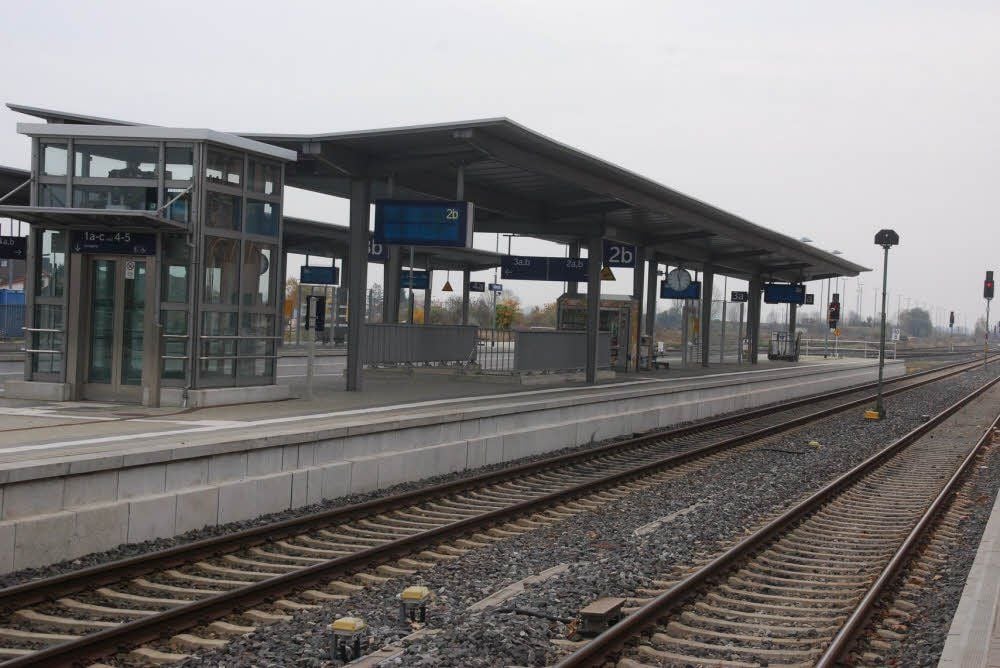 Am Halberstädter Bahnhof herrscht gähnende Leere - die Signale stehen auf „Rot“.