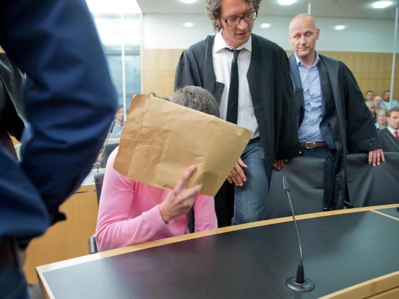 Der Angeklagte Sanel M. neben seinem Verteidiger Stephan Kuhn. Foto: Boris Roessler/Archiv