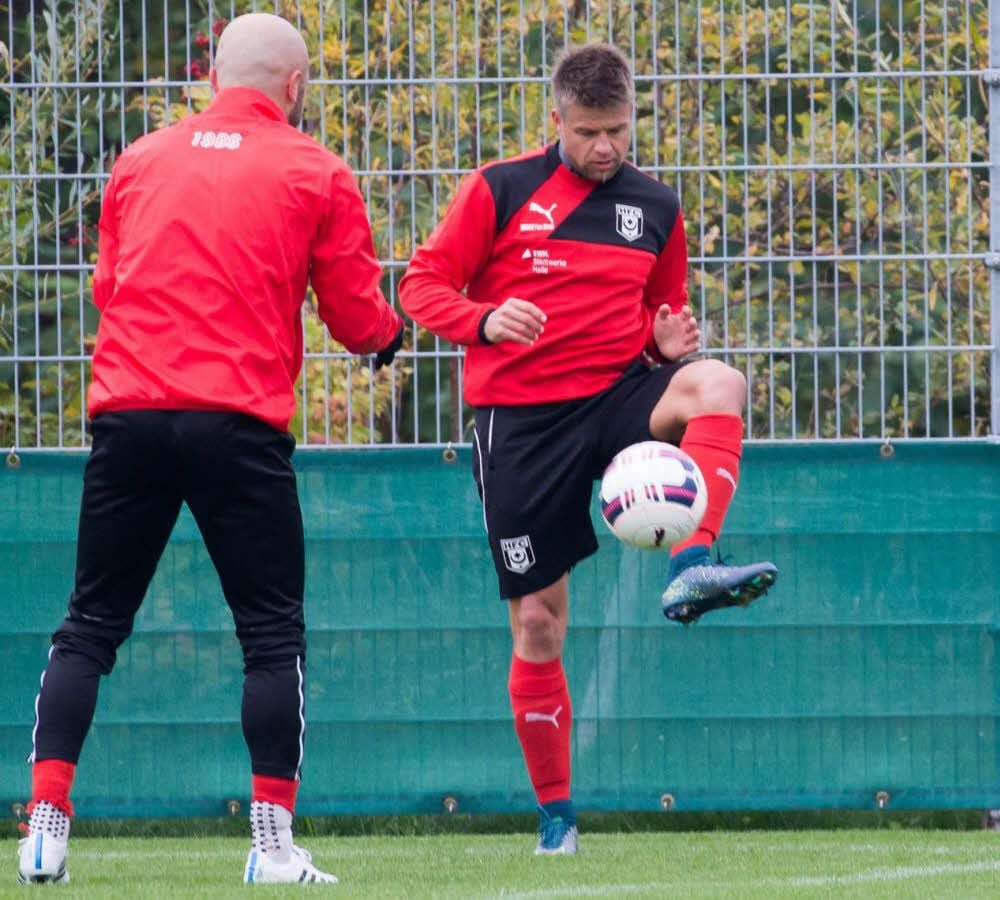 Trainingsszenen wie diese wird es bald in Halle nicht mehr geben: Die Mittelfeldspieler Ivica Banovic (l.) und Björn Ziegenbein erhalten beim HFC keinen neuen Vertrag.