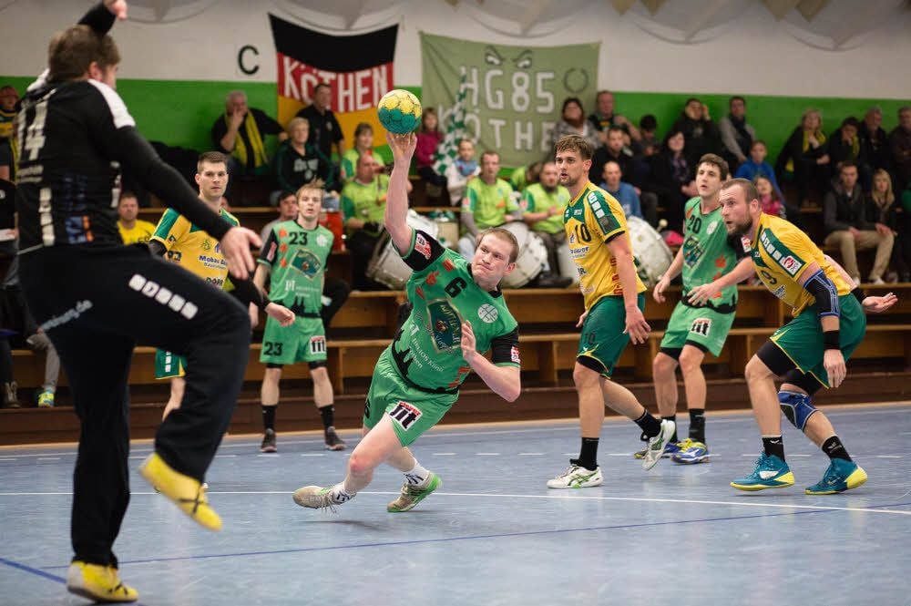 Beim letzten Heimspiel der HG 85 Köthen gegen Bad Blankenburg konnten René Uelsmann (am Ball) und die Bachstädter einen knappen 26:25-Heimsieg feiern.