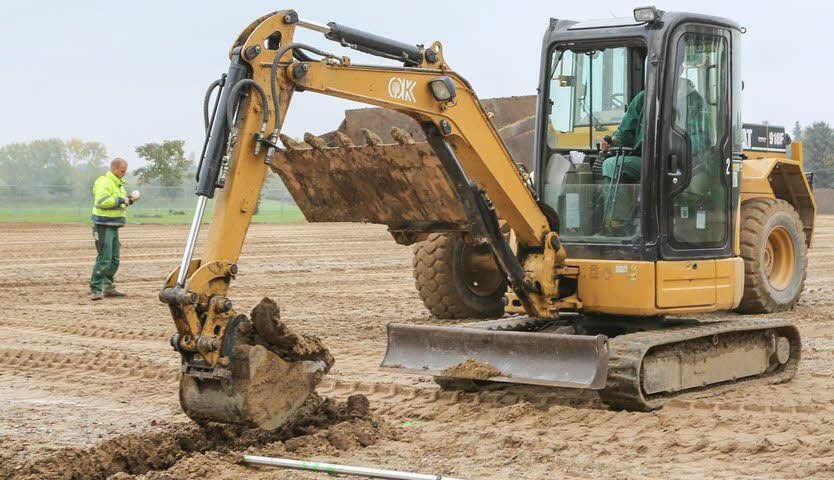Mit dem Bagger werden die Gräben für die Dränage ausgehoben.