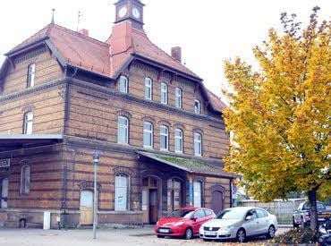 Bauliche Mängel am Dach: Der Bahnhof in Güsten
