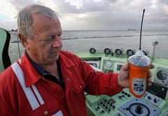 Jörg Bünting vom Seenotrettungskreuzer «Hermann Helms» hält in Cuxhaven die Notrufsendeboje «EPIRB» des seit Mittwochabend vermissten Kutters «Hohe Weg» aus Brake (Kreis Wesermarsch) in der Hand. (Foto: dpa)