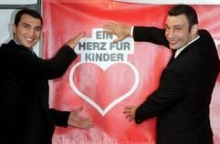 Die Boxer Wladimir (l) und Vitali Klitschko kommen in Berlin zur Spendengala «Ein Herz für Kinder». (Foto: dpa)
