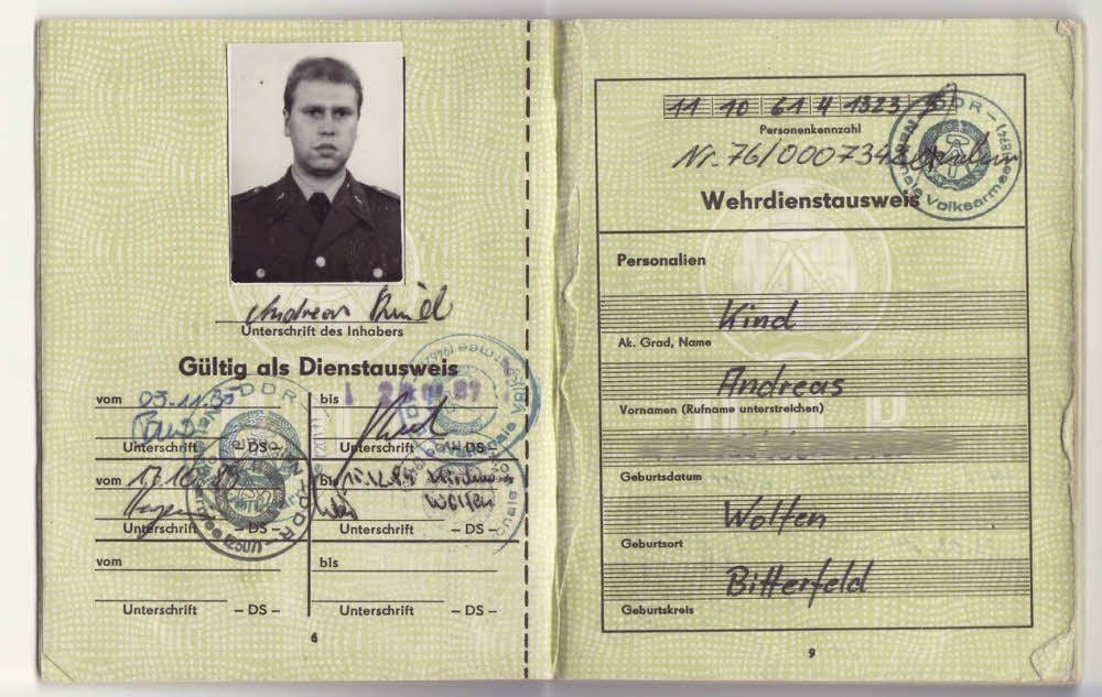 Andreas Kind hat noch immer seinen NVA-Ausweis aus dieser Zeit.