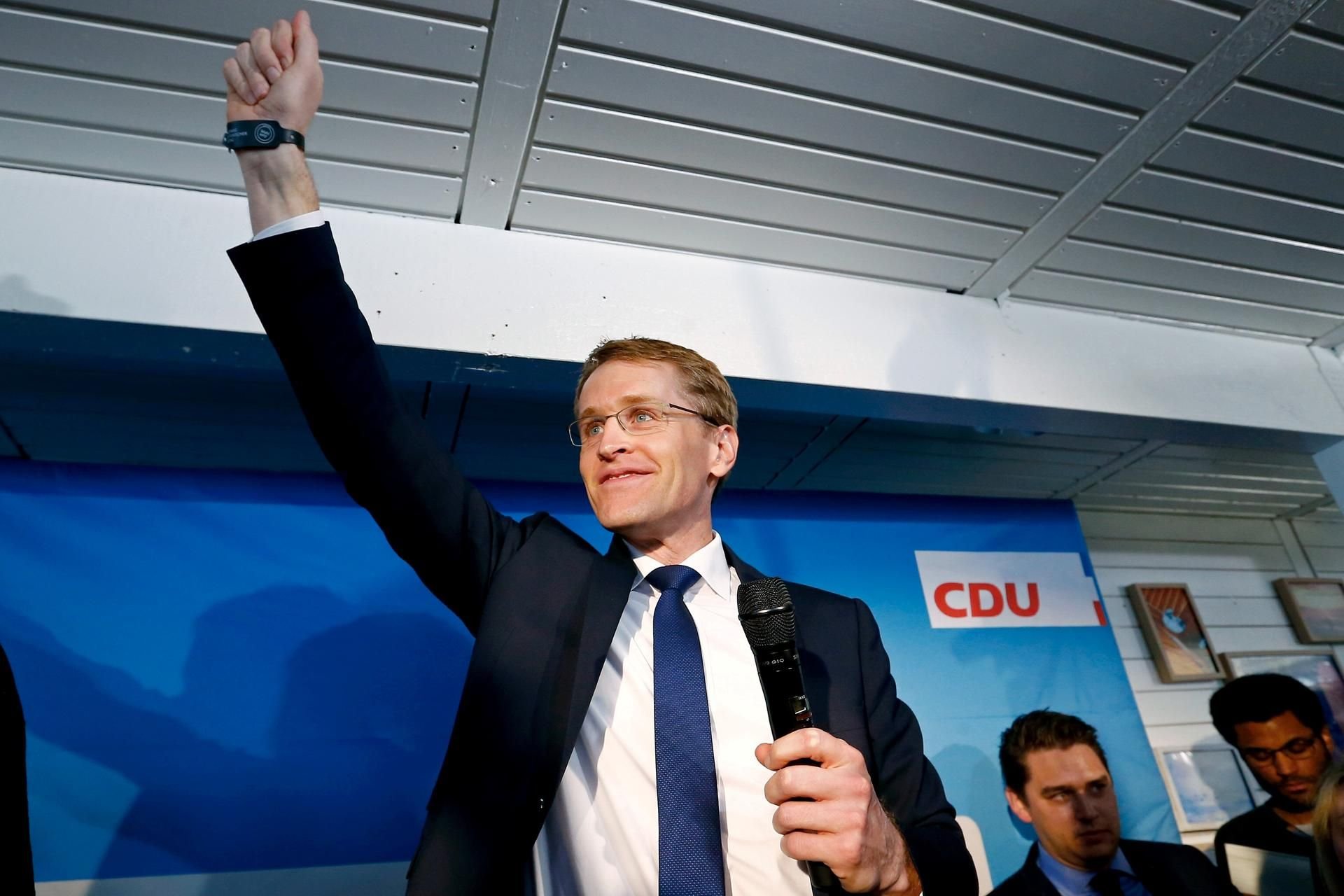 Daniel Günther, Spitzenkandidat der CDU in Schleswig-Holstein, jubelt bei der Wahlfeier seiner Partei.