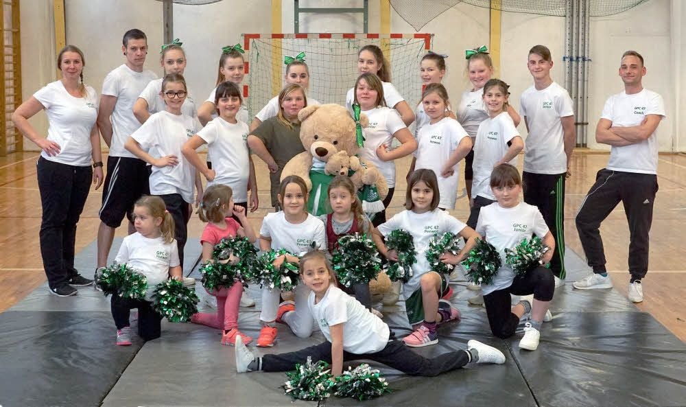 Die Green-Pepper-Cheerleader in Rieder um Marcel Martins Bartel (r.) gibt es erst seit Dezember, doch sie trainieren für eine Meisterschaft.