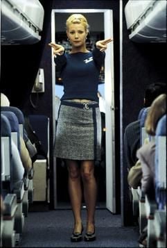 Stewardes Donna Jensen (Gwyneth Paltrow) weist im neuen Kinofilm "Flight Girls" die Passagiere ein (Szenenfoto). Nachdem sie ihr Mann sitzen lassen hat, versucht Donna mit dieser Initiative dem Kleinstadtmief ihres Wohnortes in der Wüste Nevadas zu entkommen. Ihren Jungfernflug absolviert sie ausstaffiert mit einem hautengen, offenherzigen Outfit und aufgedonnerter Frisur in einem klapprigen Mini-Propeller-Flieger mit betrunkenen Passagieren, doch wie gut, dass die Edel-Fluglinie "Royality Airlines" neue Stewardessen sucht. Da sie alle optischen Voraussetzungen mitbringt, steht ihrer luftigen Karriere allein die Konkurrenz in Gestalt weiterer blonder Männerträume im Wege. Starttermin der romantischen Komödie von Regisseur Bruno Baretto ist der 11.09.2003. (Foto: dpa)