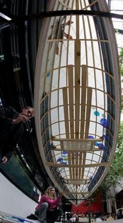 Zwei Studenten der Studienrichtung «Facility Management» der Fachhochschule Anhalt in Dessau arbeiten am Donnerstag (28.06.07) in Dessau an einem von Studenten entworfenen und gebauten Kanu. (Foto: dpa)