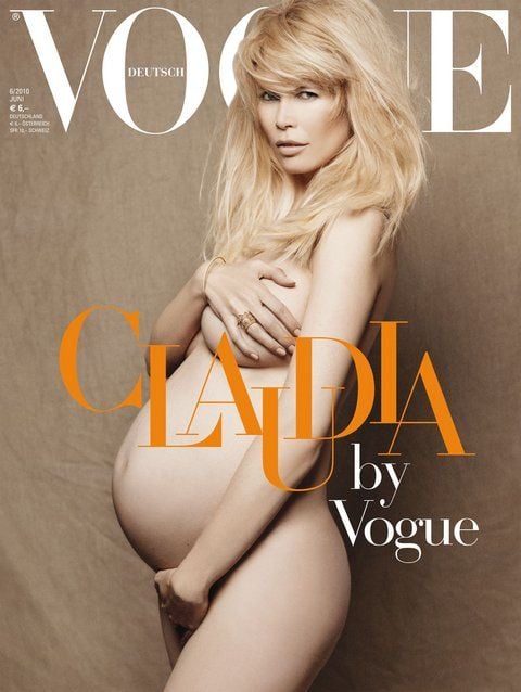 Titel der Zeitschift Vogue, die am 12. Mai 2010 erscheint. Für den Titel ließ sich das deutsche Model Claudia Schiffer wenige Tage vor ihrem Geburtstermin nackt von Modeschöpfer Karl Lagerfeld fotografieren. (Foto: Karl Lagerfeld für VOGUE/DPA)