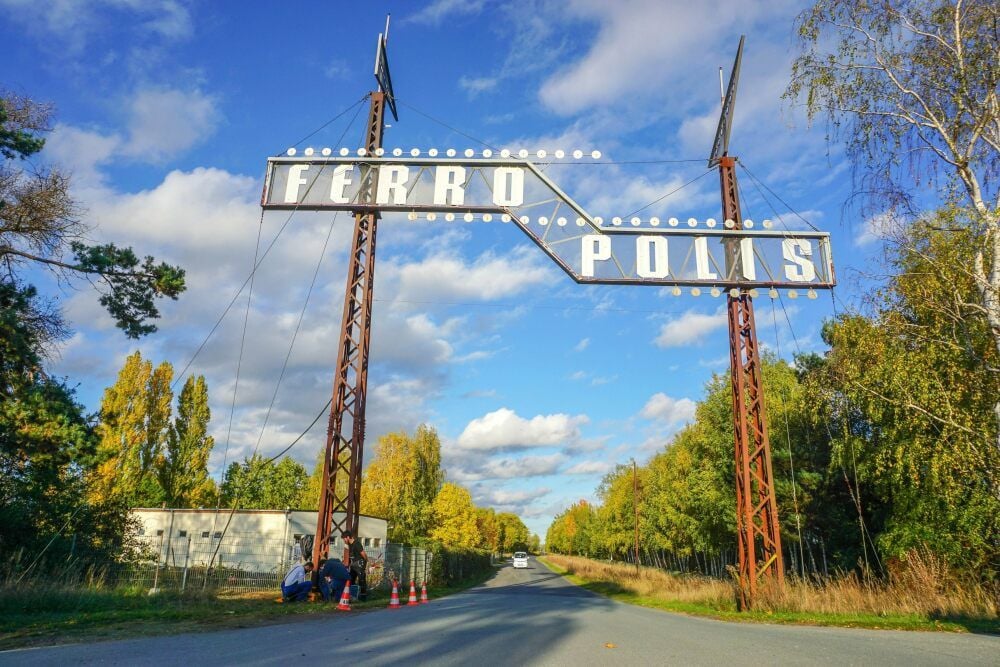 Das alte Schild aus den Gründungsjahren der Stadt aus Eisen soll perspektivisch wieder leuchten. Wann es soweit ist, steht aber noch in den Sternen.