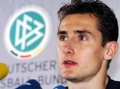Miroslav Klose während einer Pressekonferenz am Freitag (17.12.2004) in einem Hotel im sükoreanischen Busan. Die DFB-Auswahl trifft am Sonntag (19.12.2004) auf die Nationalelf von Südkorea. Eine weitere Station auf der insgesamt neuntägigen Asienreise ist noch Bangkok in Thailand. Die DFB-Auswahl trifft am Sonntag (19.12.2004) auf die Nationalelf von Südkorea. Eine weitere Station auf der insgesamt neuntägigen Asienreise ist noch Bangkok in Thailand. (Foto: dpa)