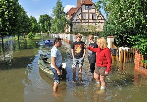 Anwohner des Buschmühlenweges in Frankfurt (Oder) arrangieren sich am Samstag mit dem Hochwasser vor ihrer Tür. (FOTO: DPA)
