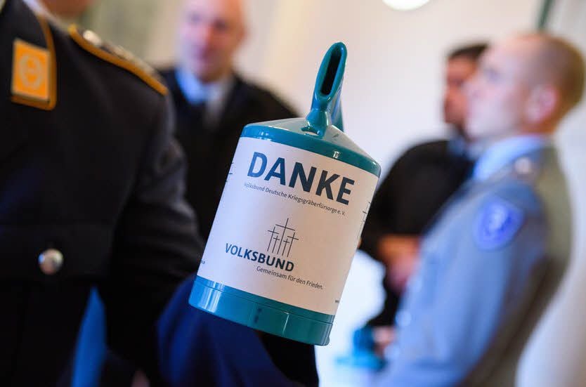 Die Spendenbüchsen zeigen, wofür das Geld gesammelt wird.