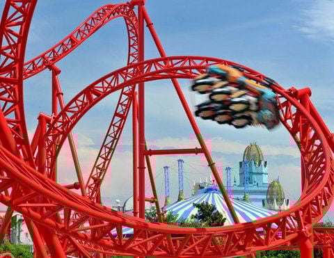 Ein Wagen passiert im Freizeitpark Belantis in Leipzig einen Looping der Achterbahn vor der Kulisse des Belantis Schlosses. (FOTO: DPA)