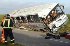 Polizei und Feuerwehr überprüfen am Montag (01.11.2004) die Unglücksstelle, nachdem ein Schulbus zwischen Wewelsfleth und Glückstadt in einer Kurve geradeaus gefahren und in einen Graben gerutscht ist. Bei dem Unfall im Kreis Steinburg erlitten der Fahrer schwere und 20 Kinder leichte Verletzungen. Nach Angaben der Polizei kamen 20 weitere Schüler im Alter von 11 bis 16 Jahren mit dem Schrecken davon. (Foto: dpa)