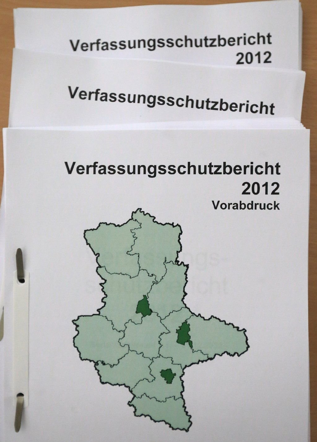Vorabdrucke des Verfassungsschutzberichts Sachsen-Anhalt für das Jahr 2012 liegen am 10.07.2013 in Magdeburg (Sachsen-Anhalt) im Innenministerium bei einer Pressekonferenz bereit.