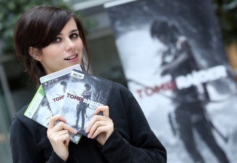 Die Schauspielerin Nora Tschirner posiert bei einem Fototermin in Hamburg mit dem Videospiel Tomb Raider. (ARCHIVFOTO: DPA)