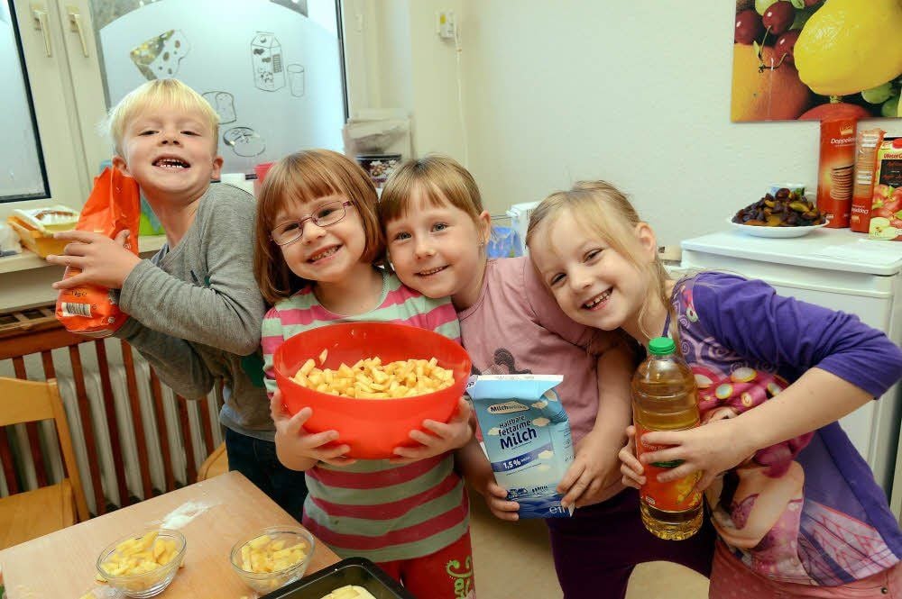 Eric Kretschmar, Maria Schütz, Katharina Kretschmar und Sandra Hoffmann (von links) haben für Theißener Senioren gebacken.