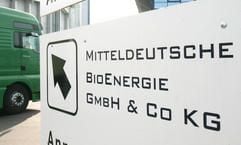 In der MBE Mitteldeutsche BioEnergie GmbH & Co. KG in Zörbig bei Bitterfeld fährt ein LKW am Firmenschild vorbei, Archivbild vom 04.10.2006. (Foto: dpa)