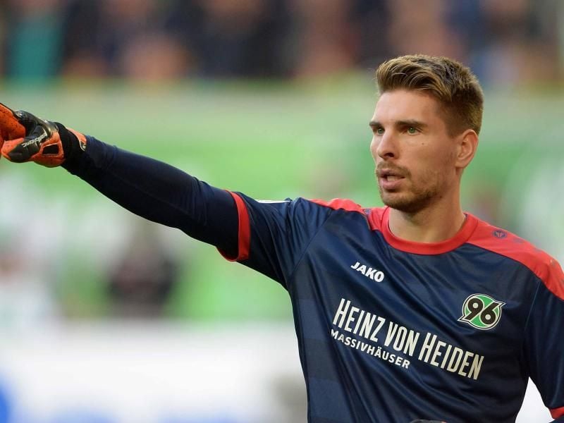 Torwart Ron-Robert Zieler und seine 96er sind im Niedersachsen-Derby gefordert. Foto: Peter Steffen