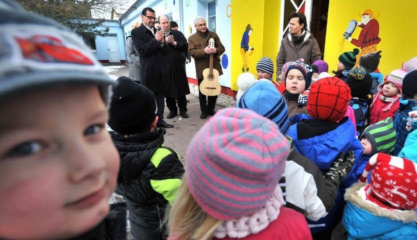 Frohe Lieder sangen die Kinder für den palästinensischen Botschafter.