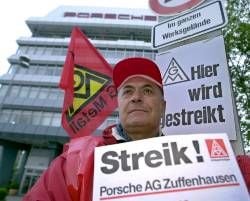 Porsche Arbeiter Ismael Aladag steht vor dem