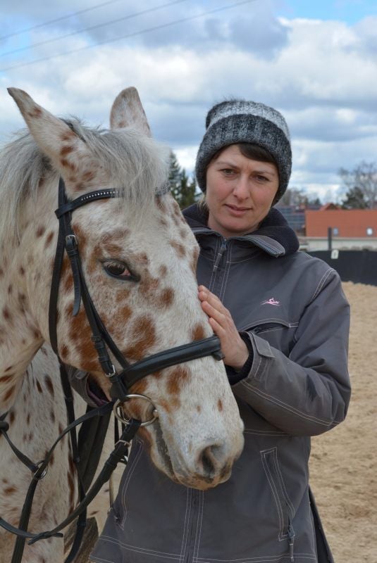 Nancy Käsler mit einem der Pferde auf ihrem Reiterhof