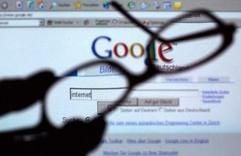 Die Illustration zeigt den bei der Internet-Suchmaschine Google eingegebenen Suchbegriff «Internet» durch eine Brille fotografiert.(Foto: dpa)