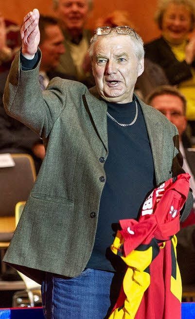 Klaus Ködel bekam zu seinem Geburtstag ein Trikot der Nationalmannschaft geschenkt.