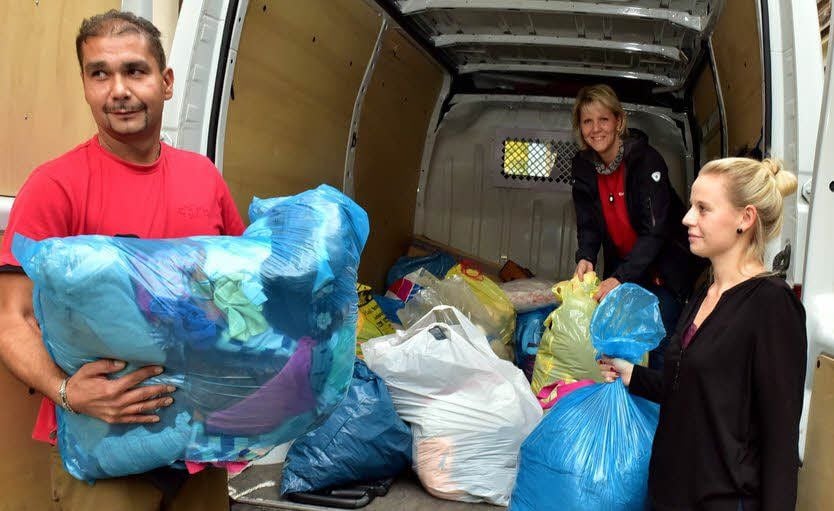 Vor der Spendenübergabe in der Burgstraße: Matthias Neudert, Daniela Hamann und Nancy Barnick (von links) am und im Kleintransporter