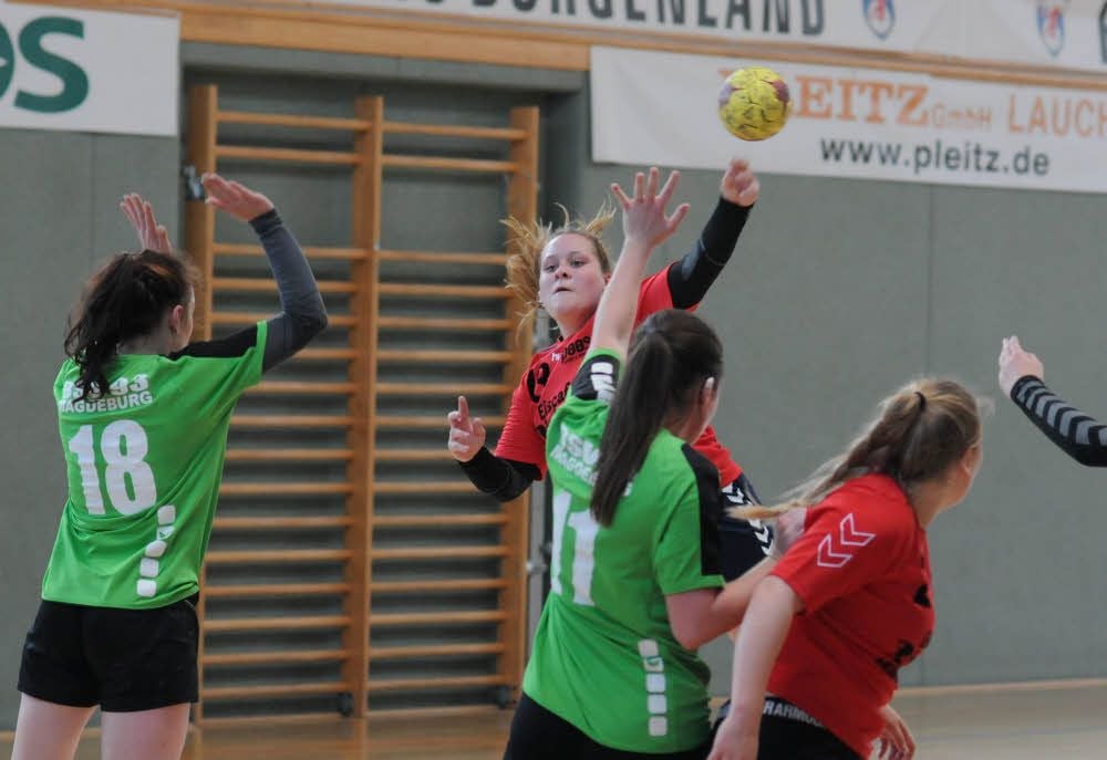 Lena John (hinten) erzielt eines ihrer insgesamt elf Tore beim 28:20-Heimsieg der weiblichen A-Jugend des HCB in der Sachsen-Anhalt-Liga gegen den BSV Magdeburg.