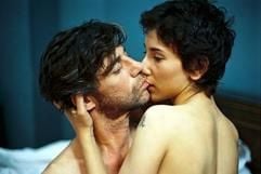 Der preisgekrönte Spielfilm «Gegen die Wand» von Fatih Akin - hier eine Szene mit Birol Ünel und Sibel Kekilli. (Archivfoto: dpa)