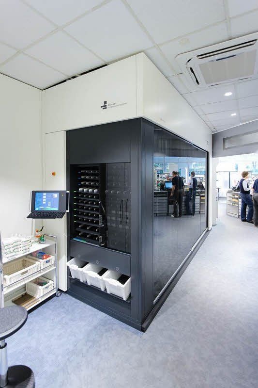 Die Automaten werden an den Platz in den Apotheken angepasst.