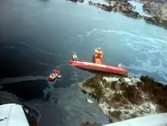 Der vor Norwegens Westküste gekenterte Frachter«Rocknes» war vor dem Unglück mit 18 Toten auf Grund gelaufen undLeck geschlagen. (Foto: dpa)