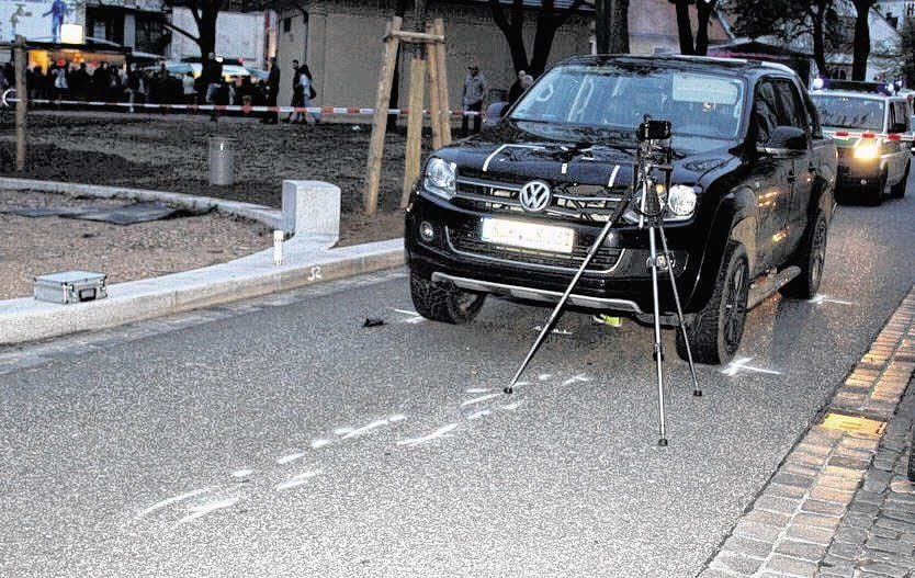 Ein zehnjähriges Mädchen aus Bernburg war am Lindenplatz vor diesen VW Amarok gelaufen. Es wurde bei dem Zusammenstoß mehrere Meter durch die Luft geschleudert.