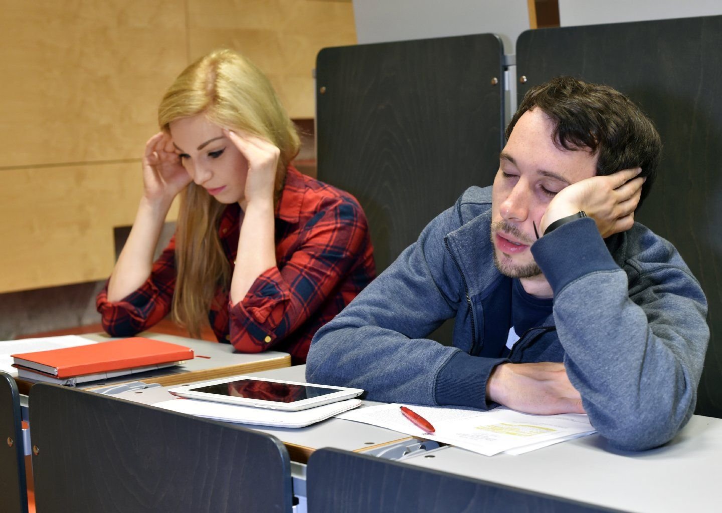 Nickerchen im Hörsaal: Nach kurzen Nächten in der Vorlesung die Zeit absitzen, lohnt sich nicht. Dann lieber schwänzen und den Stoff zu Hause nacharbeiten, raten Professoren.