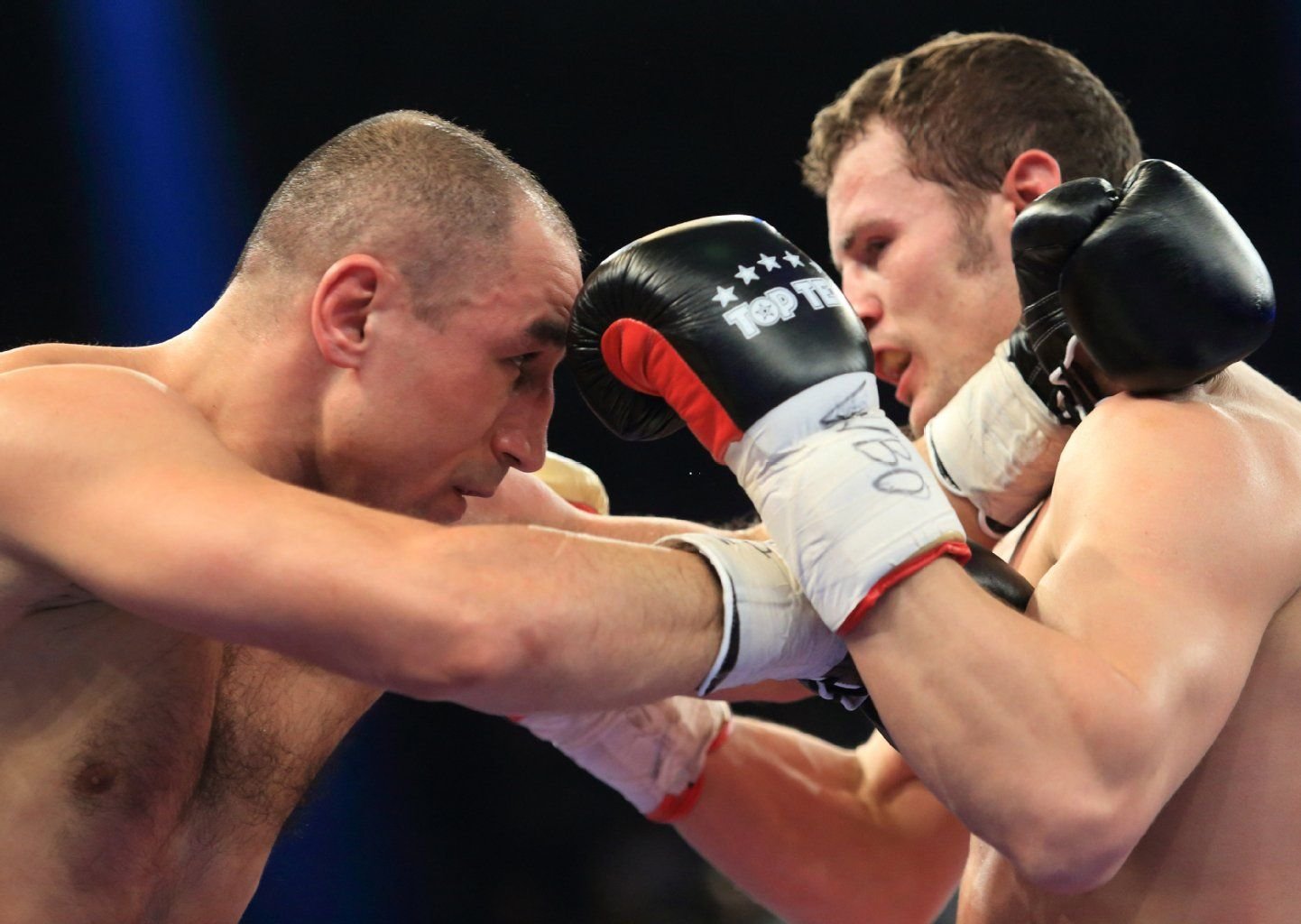 Arthur Abraham (l) boxt gegen Robert Stieglitz. Stieglitz gewinnt durch durch Technischen K.o. in der vierten Runde.
