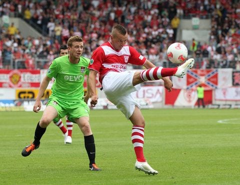 Toni Lindenhahn (r.) spielt den Ball. (FOTO: WORBSER)