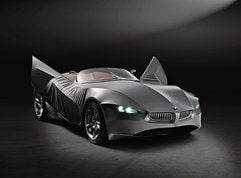 Beim Öffnen der Türen zeigt die BMW-Studie «GINA», dass ihre Außenhaut nicht aus Blech, sondern aus Textilmaterial besteht. (Foto: dpa)