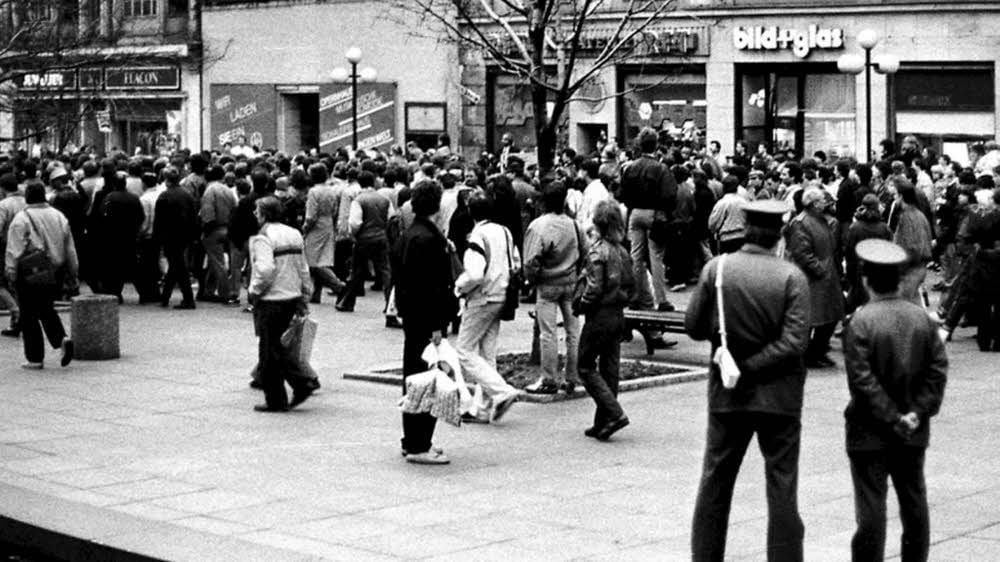 Unbehelligt von der Polizei: Ausreisewillige ziehen am 13. März 1989 durch die Leipziger Innenstadt, geschützt durch die Anwesenheit westlicher Journalisten.